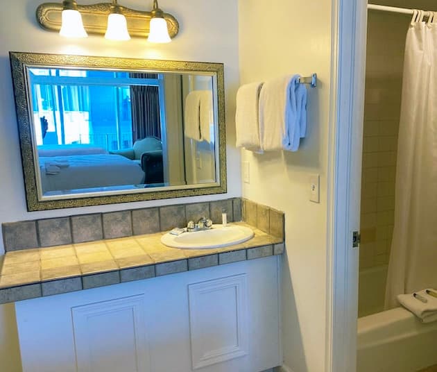 A suite bathroom